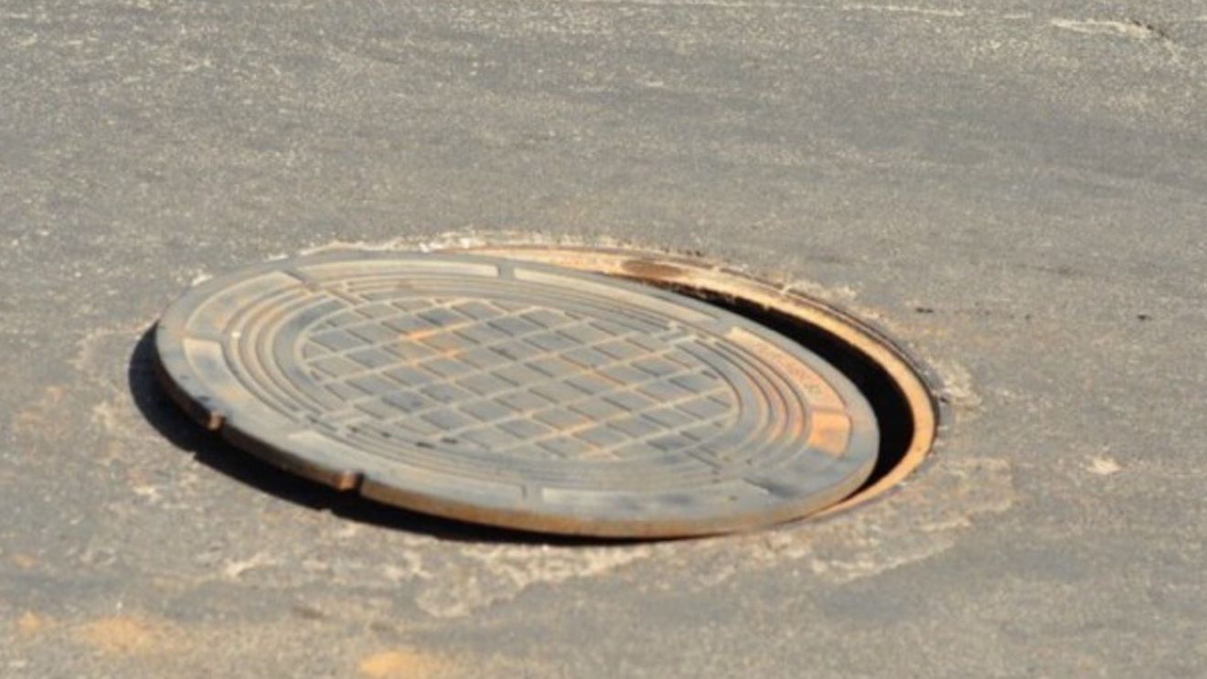 Un ieșean primește despăgubiri după ce a intrat cu mașina într-un canal fără capac / Societatea ApaVital pusă să achite despăgubiri de 12.100 de lei / Decizia nu e definitivă