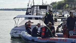 VIDEO Intervenţie a pompierilor din Brăila pentru căutare unui autoturism căzut în Dunăre