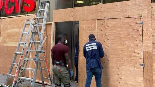 Tot mai multe indicii că jafurile care au însoțit protestele anti-rasism din SUA au fost opera bandelor organizate. Similarități cu incidentele din Anglia din 2011