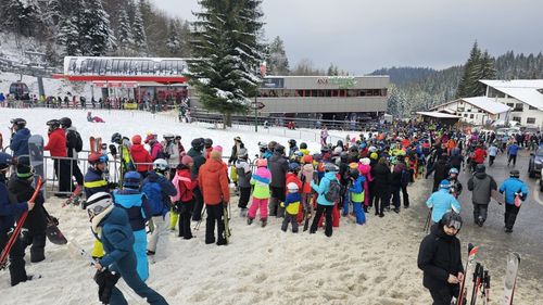 Numărul turiştilor creşte în Poiana Braşov, dar la instalaţiile de transport pe cablu sunt cifre mai slabe decât în alţi ani. Localnic: Mulţi vin, fac poza pentru Insta, iau un kurtos sau un ceai şi atât