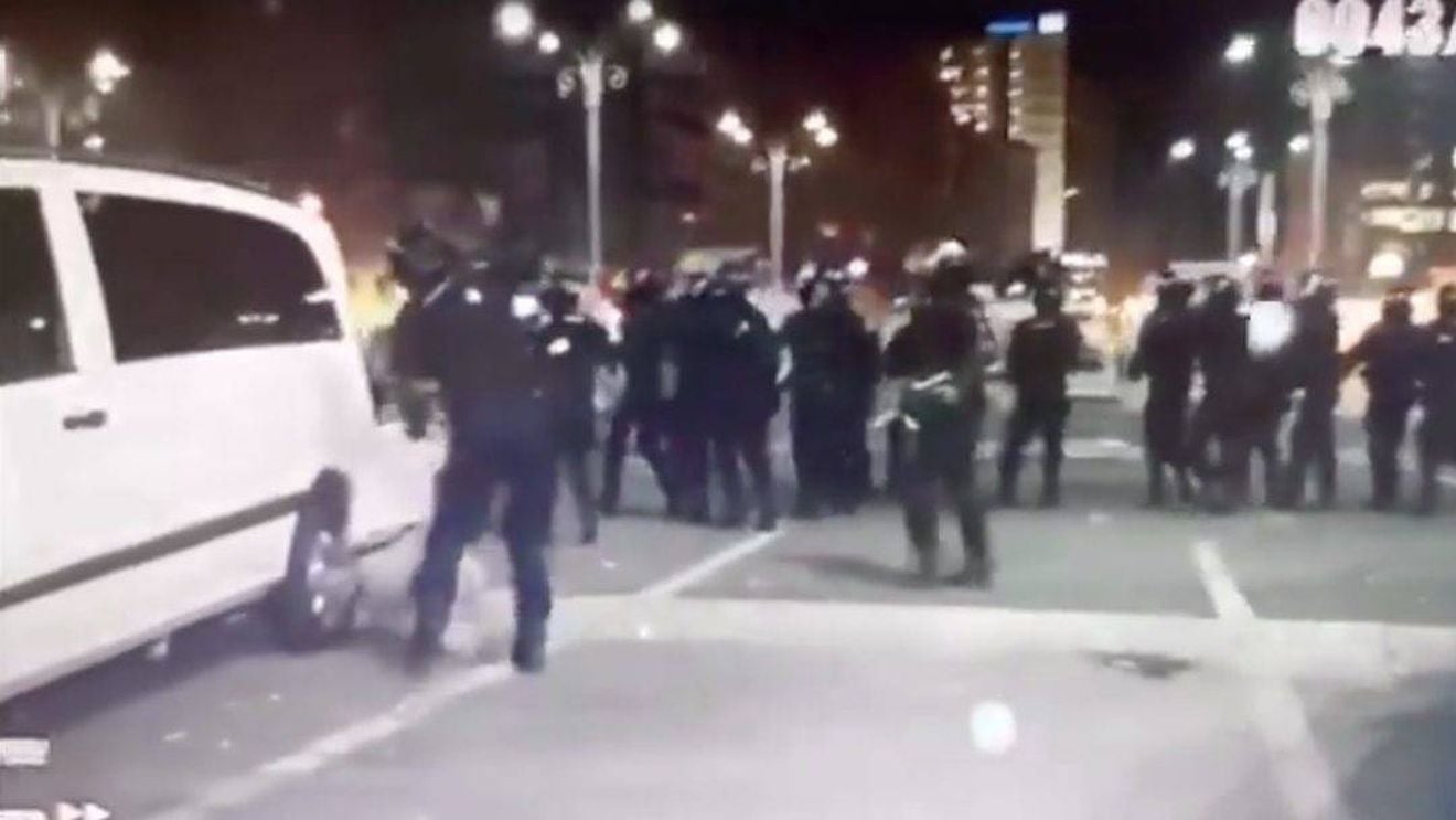 VIDEO Un protestatar pașnic este bătut crunt, în mod intenționat, de jandarmi