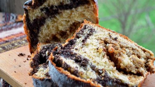 ANPC a analizat mai multe sortimente de cozonaci şi a găsit produse care conţin până la 21 de aditivi diferiţi, inclusiv în aluat, umplutură şi glazură / Echipele de control susţin că acest lucru ridică semne de întrebare privind calitatea produselor