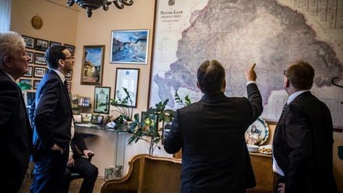Imagine controversată: Viktor Orban îi arată premierului Poloniei harta Ungariei Mari, din care face parte şi Transilvania