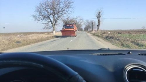 Ministrul demis al Dezvoltării, reacție superficială: Deszăpezire pe uscat, cum ne mințim singuri că avem de treabă / Explicațiile drumarilor: Utilajul îndepărta crengile rupte de vânt care puteau produce pagube autoturismelor
