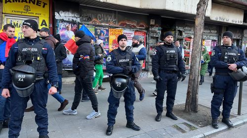 Cetăţeanul polonez depistat de jandarmi cu un cuţit la protestul din Piaţa Universităţii, reţinut pentru 24 de ore