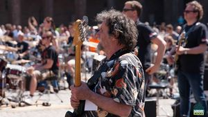 Sute de muzicieni vor cânta la Cluj Napoca în cadrul unui flashmob internaţional de muzică rock