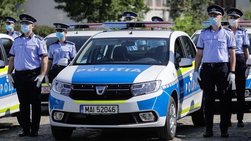Poliţist argeșean, lovit de o mașină în timp ce îi făcea semn şoferului să oprească / Șoferul de 69 de ani nu a putut opri la timp