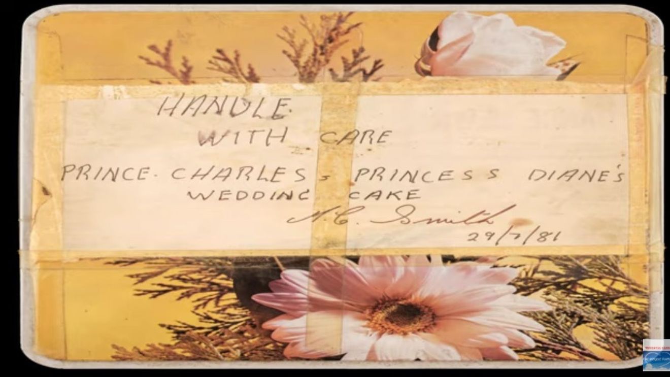O felie din tortul de la nunta prinţului Charles cu Diana a fost vândută la licitaţie cu mai mult de 2.600 de euro, după 40 de ani de la eveniment