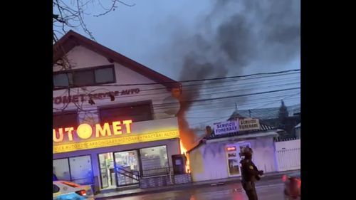 Focșani: Un bărbat a intrat înarmat într-un magazin, după ce inițial a spart cu toporul luneta unei mașini / El a tăiat o țeavă de gaze și a folosit flacăra deschisă