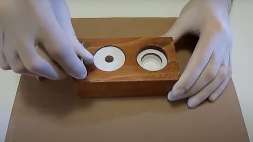 Presă manuală, folosită de traficanții de droguri din Capitală la modelarea tabletelor de ecstasy