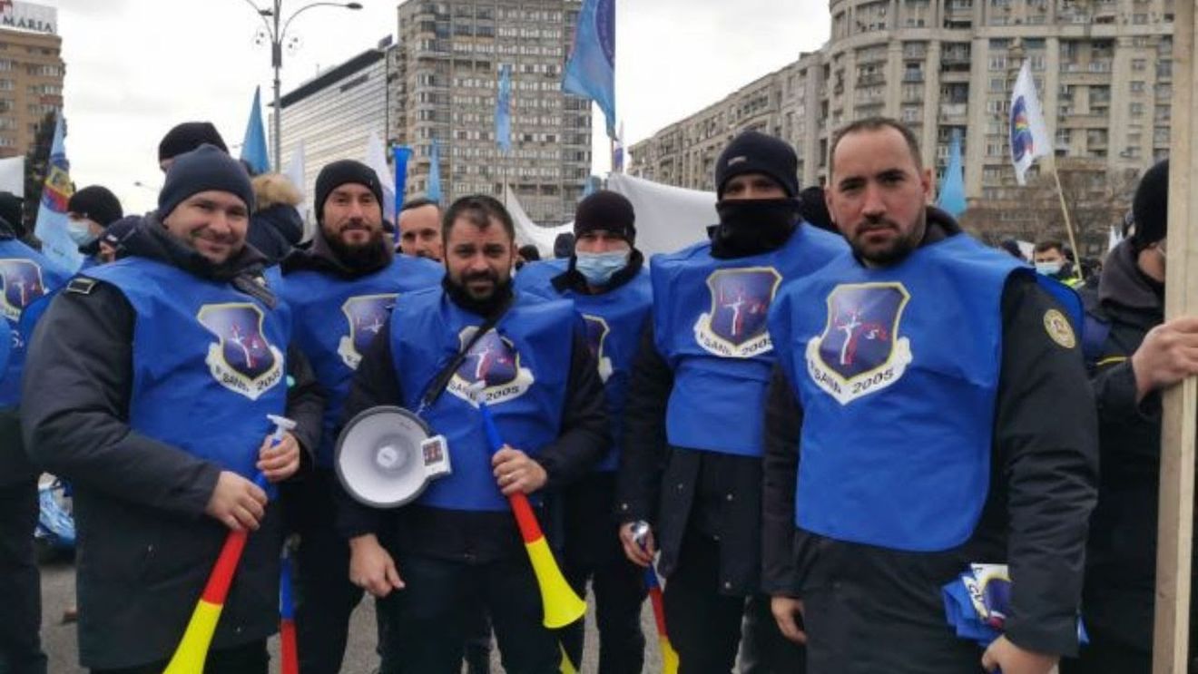 Polițiștii de penitenciare : Păzim România de tâlhari, dar ne cerem scuze românilor că nu îi putem păzi de hoții din Guvern / În semn de protest, amenință că vor lăsa pușcăriile nepăzite de Crăciun și de Revelion / Ce reclamă sindicaliștii