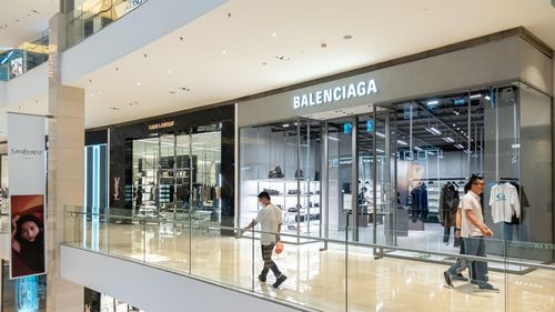 Balenciaga reînvie arta parfumeriei: colecție exclusivă și boutique dedicat la Paris