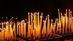 Sucevenii, nemulțumiți că lumânările sunt mai scumpe decât la București / ”Sunt 2 lei. Jumate din lumânare cade în apă și cealaltă mai arde un pic” / ÎPS Calinic: ”S-au scumpit și parafina, și ceara, și fitilul, și curentul”