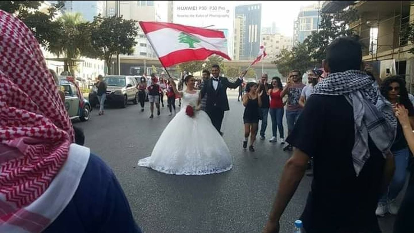 FOTO ”Revoluția Whatsapp”, cel mai mare protest din Liban în ultimii 15 ani. Sute de mii de persoane au ieșit în stradă după ce Guvernul de la Beirut a anunțat că va taxa aplicațiile de mesagerie