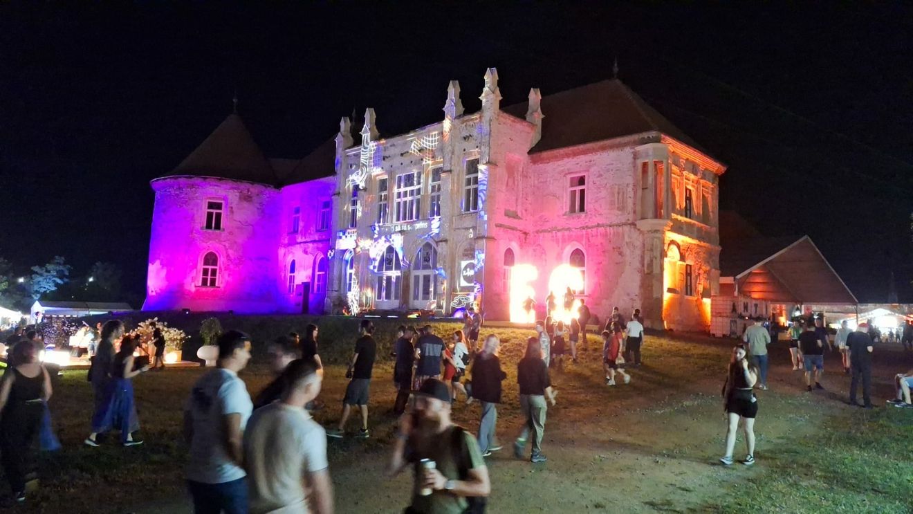 VIDEO și GALERIE FOTO Cum a început a noua ediție Electric Castle: Primele scene deschise, activități în aer liber sub soare și pe ploaie