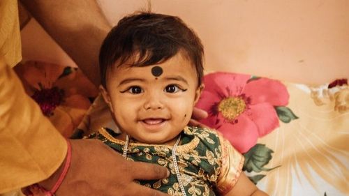 Un cuplu de indieni își dă în judecată băiatul pentru că nu le-a oferit un nepot nici la șase ani de la căsătorie: ”Ne-am risipit economiile pe el. Ne dă 650.000 de dolari sau un nepot”