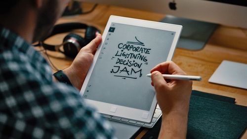 Cum să fii productiv și inovator lucrând la distanță? UXProject a lansat un curs gratuit pentru echipe eficiente - Parteneriat