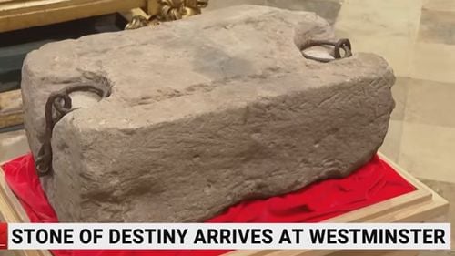 VIDEO Ce este ”piatra destinului”, care a ajuns la Londra pentru încoronarea Regelui Charles al III-lea/ Ceremonia se anunță ”modernă”, cu ținute mai modeste, ulei vegan și coroana refolosită