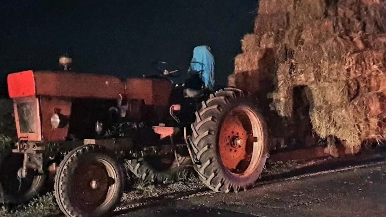 O femeie a murit, iar soțul ei a fost grav rănit după ce mașina în care se aflau a intrat într-un tractor / Se duceau la o înmormântare / Șoferul tractorului era beat și circula noaptea fără lumini
