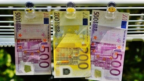 Oficial: Comisia Europeană cere amendarea României cu 1,8 milioane de euro plus 21.000 de euro zilnic pentru fiecare zi în care nu transpune directiva privind spălarea banilor. Parlamentul a ignorat proiectul de lege