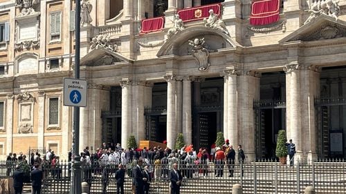 VIDEO Papa Francisc a fost înmormântat la Bazilica Sfânta Maria Maggiore / Întâlnire între Zelenski și Trump / 400 de mii de oameni la Vatican