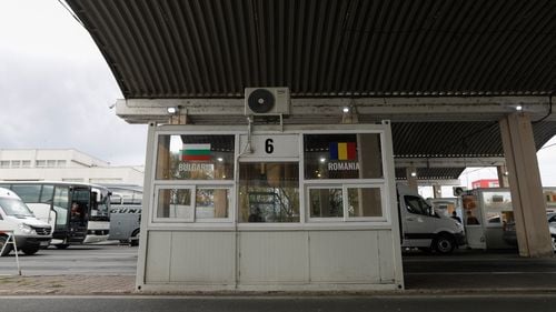 Mii de pachete de ţigări, în valoare de aproape 115.000 de lei, nedeclarate şi ascunse într-un locaş special amenajat pe şasiu, găsite de poliţiştii de frontieră de la Giurgiu - Ruse