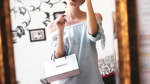 "Te face să te simți special": cum au devenit pungile de cumpărături accesorii de firmă