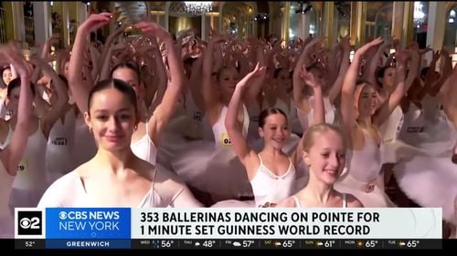 VIDEO Peste 350 de balerine au doborât recordul mondial de dans pe vârfuri într-un singur loc