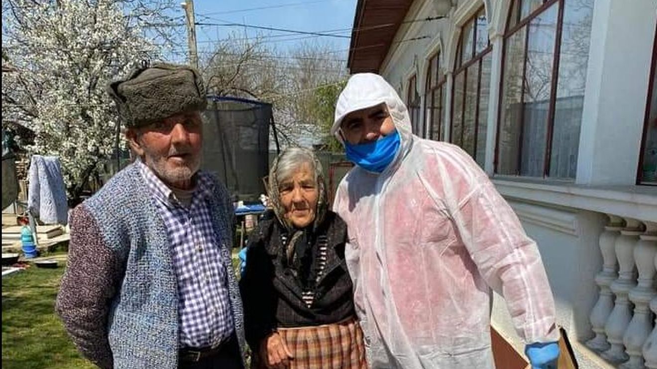 Primarul giurgiuvean care a îmbrățișat în plină pandemie bătrânii cărora le-a dat ajutoare, amendat pentru că a încălcat Ordonanța Militară 1