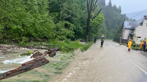 METEO Hidrologii au extins Codul roşu de inundaţii pentru judeţe din Transilvania, Moldova şi Muntenia / De asemenea, au fost actualizate şi codurile galben şi portocaliu/ Viituri, creşteri de debite şi niveluri pe unele râuri, depăşiri ale cotelor de apărare