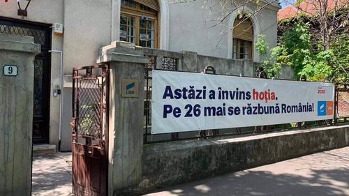 Alianța USR PLUS, reacție rapidă la votul din Camera Deputaților privind modificarea Codurilor penale: Au afișat un banner uriaș cu mesajul ”Astăzi a învins hoția. Pe 26 mai se răzbună România”
