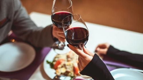 Un pahar de vin pe zi este prea mult. Medicii trag un semnal de alarmă privind consumul de alcool