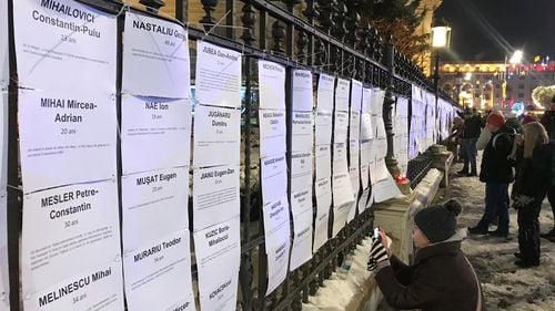 Peste 3000 de oameni au mărșăluit din Piața Victoriei către Piața Universității și apoi la Palatul Regal, unde au fost citite numele celor morți la Revoluția din 89