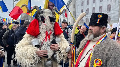 FOTO / VIDEO Protest AUR cu spatele la guvern, fără lozinci anti-Ciolacu și Cotroceniul bifat în viteză / La protest au participat circa 40.000 de oameni / CCR și Iohannis, principalii vizați de sloganuri în peste 5 ore de marș prin București 