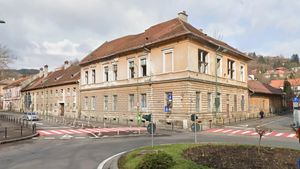 Lemnul din ruinele fostului Spital Dermato din centrul Braşovului, focar de infecţie / ”În trestia folosită la tencuitul pereților s-au găsit microfungi din specia Aspergillus care pot produce boli pulmonare la om”