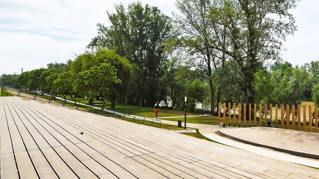 A fost inaugurată zona de promenadă de pe malul Someşului, în Satu Mare /  Teatru de vară, un pavilion expoziţional şi pontoane pe râu / 8,5 milioane de lei, bani europeni