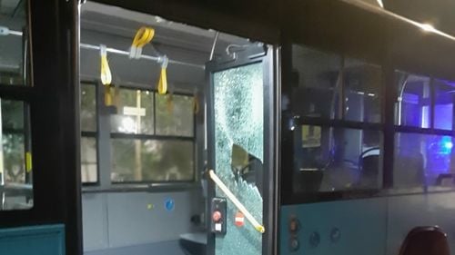 Zeci de atacuri cu pistoale de tip airsoft în ultimele săptămâni, în țară / Sâmbătă seară, geamul unui autobuz din București a fost spart cu o astfel de armă / ”Ne-am trezit cu 2 pocnituri, apoi s-au auzit geamurile sparte”