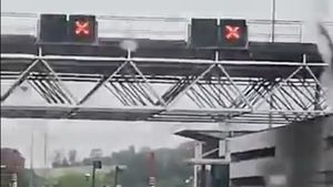 Trei polițiști au fost uciși și un deținut a evadat după ce duba în care se aflau a fost atacată în regiunea Eure, în Franța / Atacul a fost suprins de camerele de supraveghere din zonă