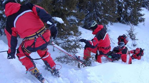 Un copil de cinci ani a căzut de la 7 metri de pe acoperișul unei pensiuni din Rânca/ Salvamontișii l-au transportat într-o saltea specială la spitalul de urgență din Târgu Jiu