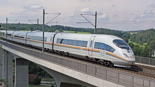 Un bărbat din Germania a supravieţuit după ce a călătorit agăţat de un tren care circula cu 282 km/h