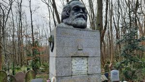 Vreți să fiți înhumat(ă) în Cimitirul Highgate din Londra aproape de mormântul lui Karl Marx? Vă va costa un chilipir: 25.000 de lire sterline