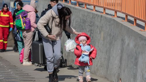 Ministrul Sănătății, despre refugiații din Ucraina: ”Avem inclusiv cazuri de rujeolă la copii, Ucraina era o ţară cu o acoperire vaccinală deficitară şi cu multe boli transmisibile/ Pot beneficia de asistenţă medicală primară, pentru boli cronice, dar şi de vaccinare”