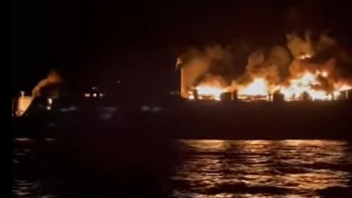 MAE: 29 de cetăţeni români, printre pasagerii salvaţi de pe feribotul care a luat foc în apropiere de insula Corfu