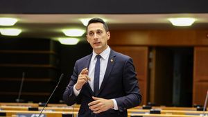 Europarlamentarul Vlad Gheorghe: Am solicitat azi Comisiei Europene să respingă modificările propuse de guvernul PSD-PNL la PNRR. Este clar că tăieri iresponsabile - minus 740 de milioane de la spitale - pun în pericol cetățenii europeni