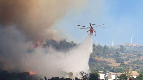 Pompierii continuă să lupte pentru stingerea unui amplu incendiu în apropiere de Atena