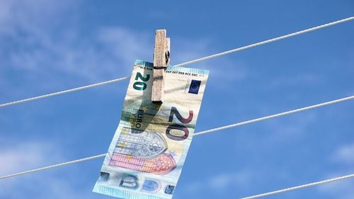 Comisia Europeană ar putea limita plăţile în numerar la 10.000 de euro, pentru a combate spălarea de bani