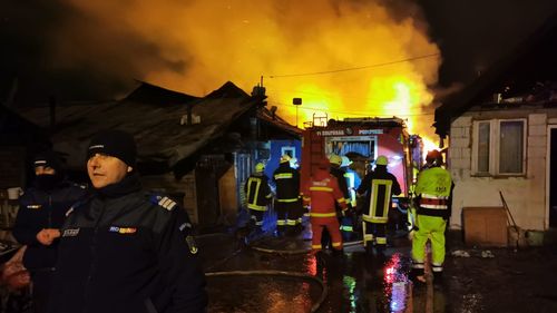 FOTO Incendiu cumplit la locuințele comunității de romi din Miercurea Ciuc. Sunt foarte mulți oameni rămași fără case, transmite primarul Korodi Attila. Aceștia vor fi cazați provizoriu în două săli de sport