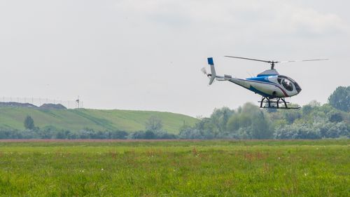Un elicopter a aterizat forţat din cauza vremii, la câțiva kilometri de Timișoara, apoi s-a răsturnat / Cele două persoane de la bord, un instructor şi elevul său, nu au fost rănite