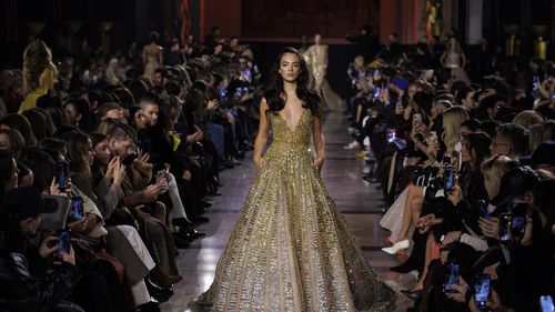 Cum a fost definită colecția Elie Saab Haute Couture prezentată la Paris Fashion Week: siluete clasice și broderii elaborate
