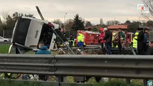 VIDEO Un autocar cu 52 de români s-a răsturnat pe o autostradă la Padova. Mai multe persoane au fost transportate la spital, din care una în stare gravă
